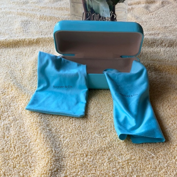 ? TIFFANY & CO. SUNGLASS CASE & POUCH & CLOTH ?